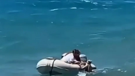 Dalgayla açığa sürüklenen kadının hayatını gençler kurtardı