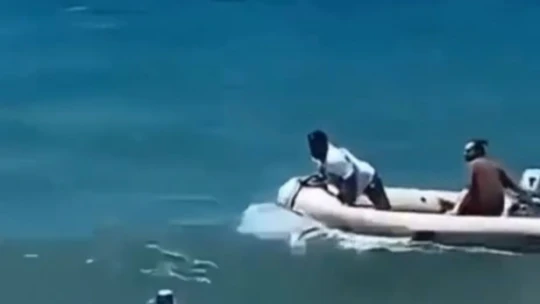 Dalgayla açığa sürüklenen kadının hayatını gençler kurtardı