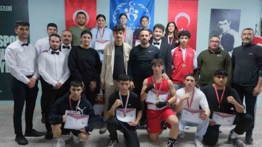 Demir yumruklar madalyalarına kavuştu