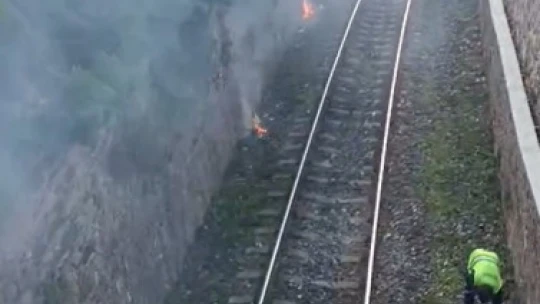 Demiryolunda yakarak temizlik çalışması vatandaşları tedirgin etti.