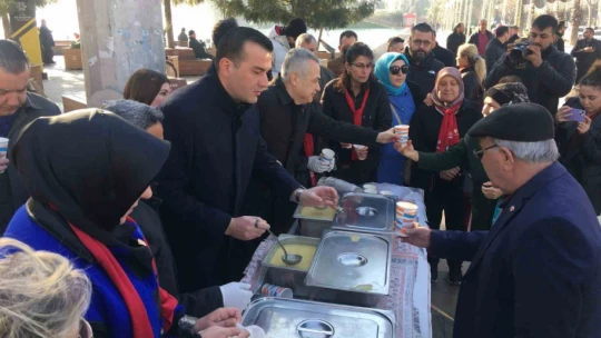 Depremde hayatını kaybedenler adına çorba dağıtıldı