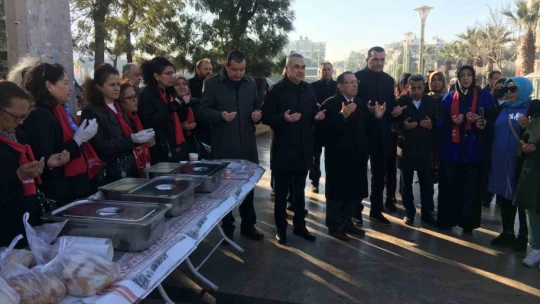 Depremde hayatını kaybedenler adına çorba dağıtıldı