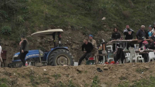Develer güreşti, izleyenler kavgaya tutuştu