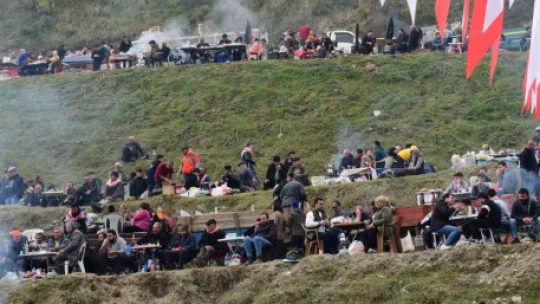 Develer güreşti, izleyenler kavgaya tutuştu