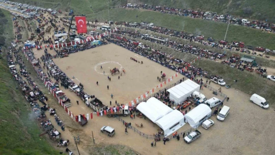 Develer güreşti, izleyenler kavgaya tutuştu