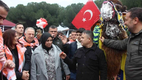 Develer podyuma çıktı, en yakışıklısı seçildi