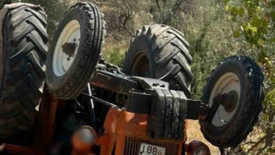 Devrilen traktörün altında kalan yaşlı adam hayatını kaybetti