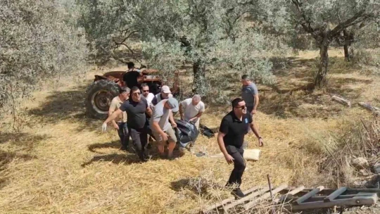 Devrilen traktörün altında kalan sürücü hayatını kaybetti