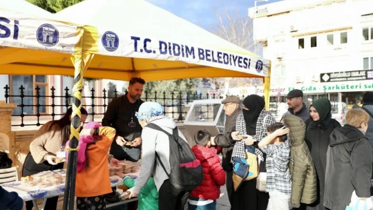 Didim Belediyesi'nden vatandaşlara kandil simidi ikramı