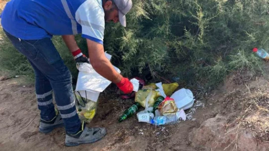 Didim Belediyesi sahil temizliğini aralıksız sürdürüyor