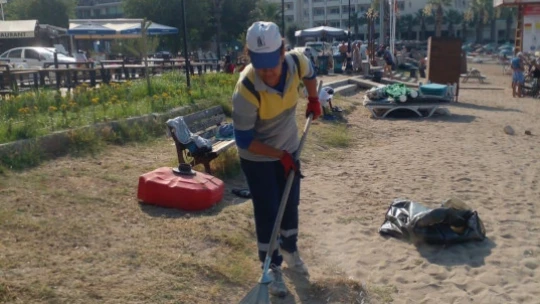 Didim Belediyesi sahil temizliğini aralıksız sürdürüyor