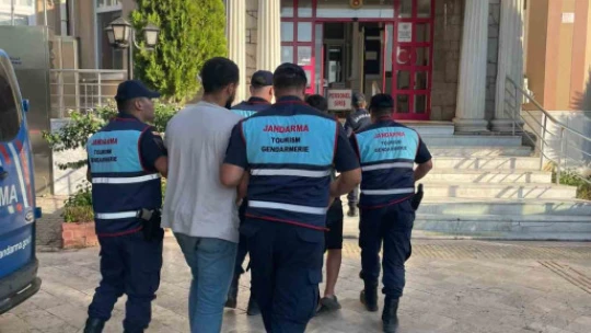 Didim'de 19 düzensiz göçmen, 2 organizatör yakalandı