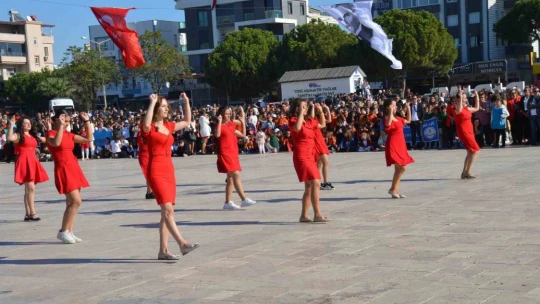Didim'de 29 Ekim Cumhuriyet Bayramı renkli görüntülerle kutlandı