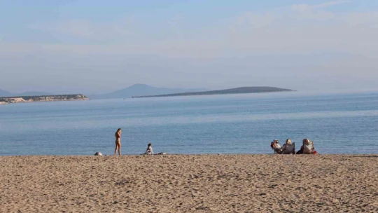 Didim'de Aralık güneşi Altınkum Sahili'ni canlandırdı