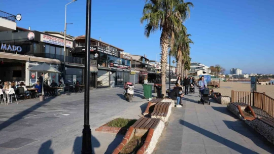 Didim'de Aralık güneşi Altınkum Sahili'ni canlandırdı