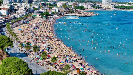 Didim'de bayram yoğunluğu: Sahiller doldu taştı