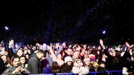 Didim'de binlerce kişi yeni yıl coşkuunu Başkan Gençay ile birlikte yaşadı
