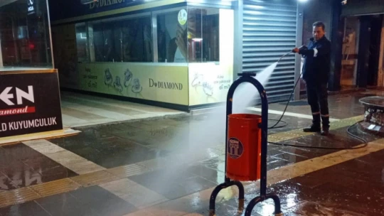 Didim'de caddeler köpükle temizlendi