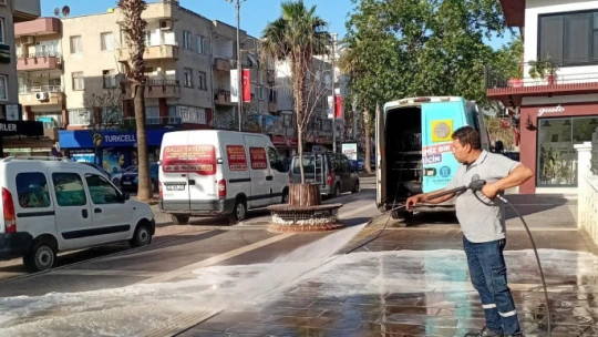 Didim'de caddeler köpükle temizlendi