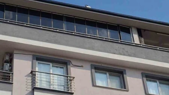 Didim'de çatıya çıkan şahsı polis ikna etti