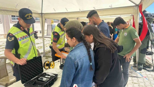 Didim'de jandarmadan öğrencilere tanıtım
