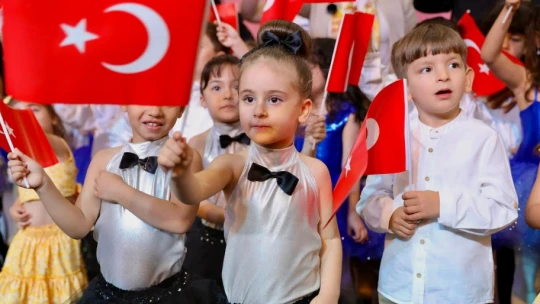 Didim'de kreş öğrencileri 23 Nisan'ı erken kutladı