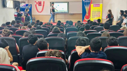 Didim'de öğrencilere 'siber zorbalık' anlatıldı