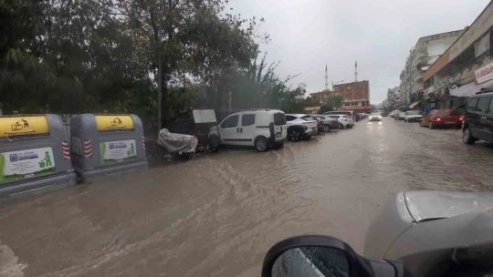 Didim'de sağanak yağış ve fırtına etkili oldu