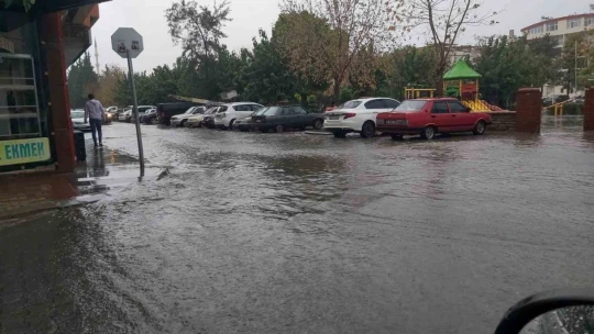 Didim'de sağanak yağış ve fırtına etkili oldu
