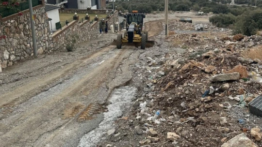 Didim'de sağanak yağıştan sonra zarar gören yollar onarıldı