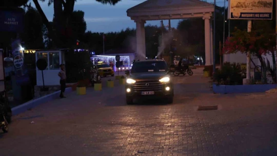 Didim'de sinek ve larvalara karşı ilaçlama çalışmaları sürüyor