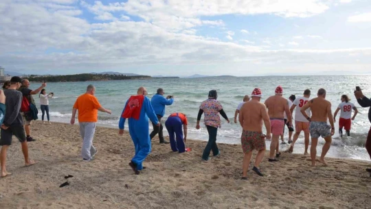 Didim'de sokak hayvanları için denize girdiler