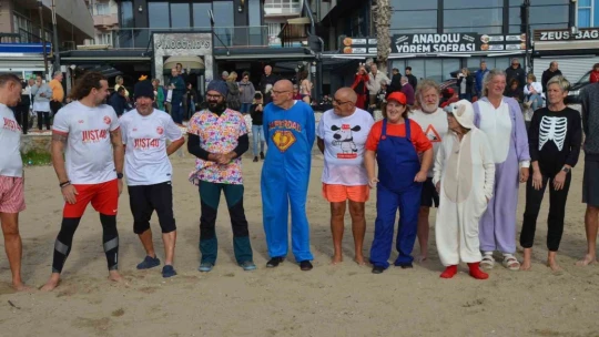 Didim'de sokak hayvanları için denize girdiler