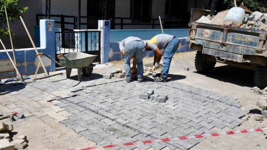 Didim'de yol bakım ve onarım çalışmaları devam ediyor