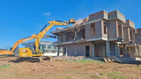Didim'deki sitede yıkım işlemi başladı