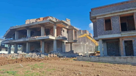 Didim'deki sitede yıkım işlemi başladı