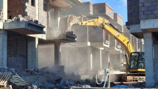Didim'deki sitede yıkım işlemi başladı