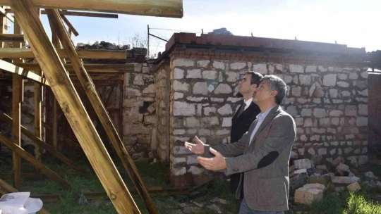 Didim Kaymakamı Kurucu, tarihi binadaki restorasyonu inceledi