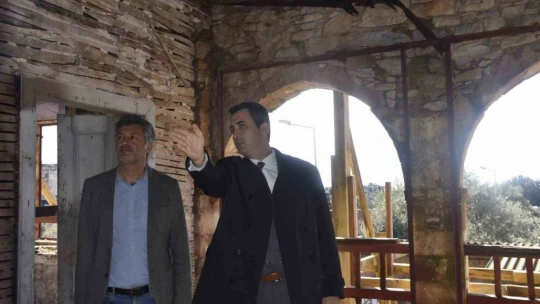 Didim Kaymakamı Kurucu, tarihi binadaki restorasyonu inceledi