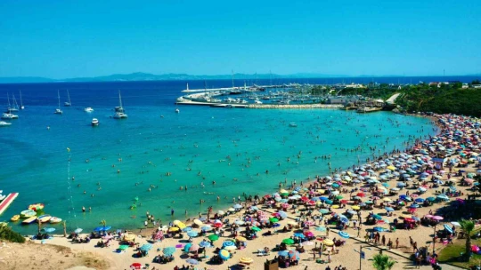 Didim sahillerinde 'iğne atsan yere düşmez görüntüler' oluştu