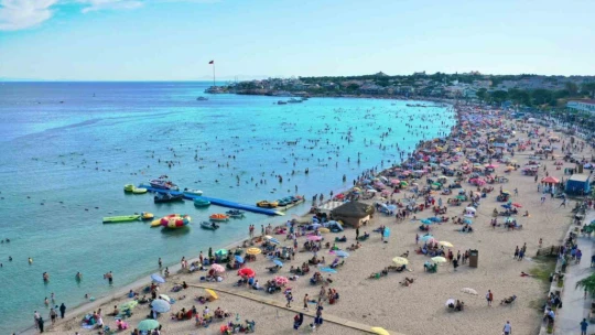 Didim sahillerinde 'iğne atsan yere düşmez görüntüler' oluştu