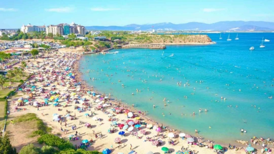 Didim sahillerinde 'iğne atsan yere düşmez görüntüler' oluştu