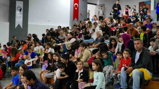 Didimli çocuklar, çocuk tiyatrosuyla eğlendi
