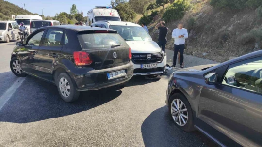 Direksiyon başında fenalaşan sürücü 3 araca çarptı: 1 yaralı