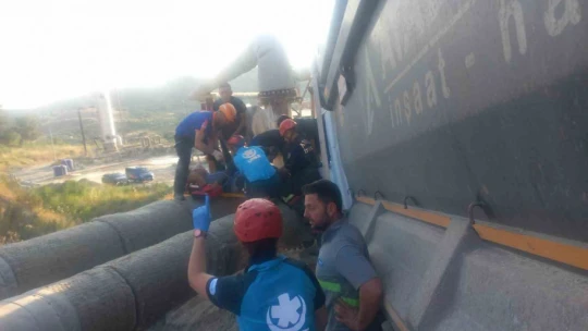 Direksiyonda sıkışan kamyon sürücüsü ADAD ekipleri tarafından kurtarıldı