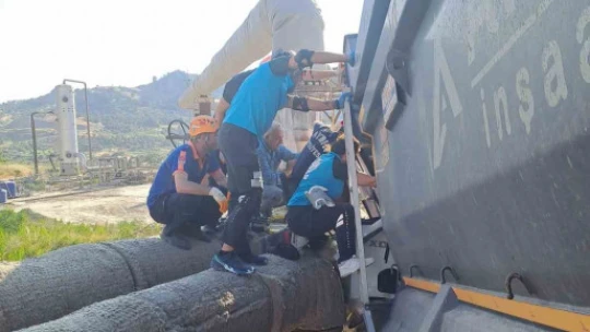 Direksiyonda sıkışan kamyon sürücüsü ADAD ekipleri tarafından kurtarıldı
