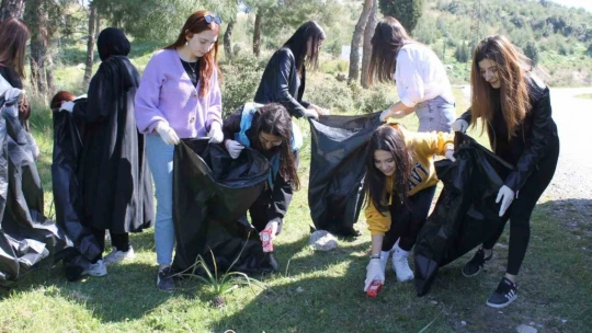 Doğa dostu öğrenciler, çevre temizliği yaptı
