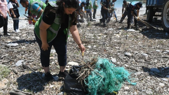 Doğa harikası Milli Park'ta kıyı temizliği