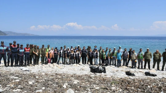 Doğa harikası Milli Park'ta kıyı temizliği