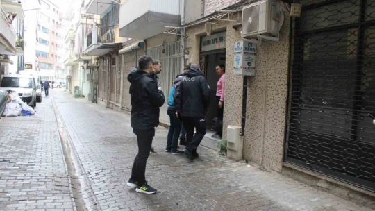 Doğalgaz kutusu üzerinde unutulan çanta, ekipleri harekete geçirdi